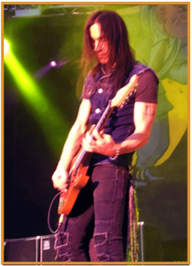 Nuno Bettencourt Washburn N4- image of Nuno on stage