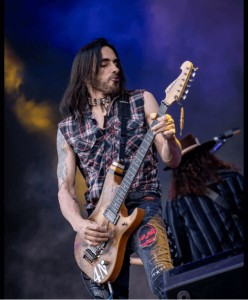 guitar popular- an image of Nuno Bettencourt playing live onstage